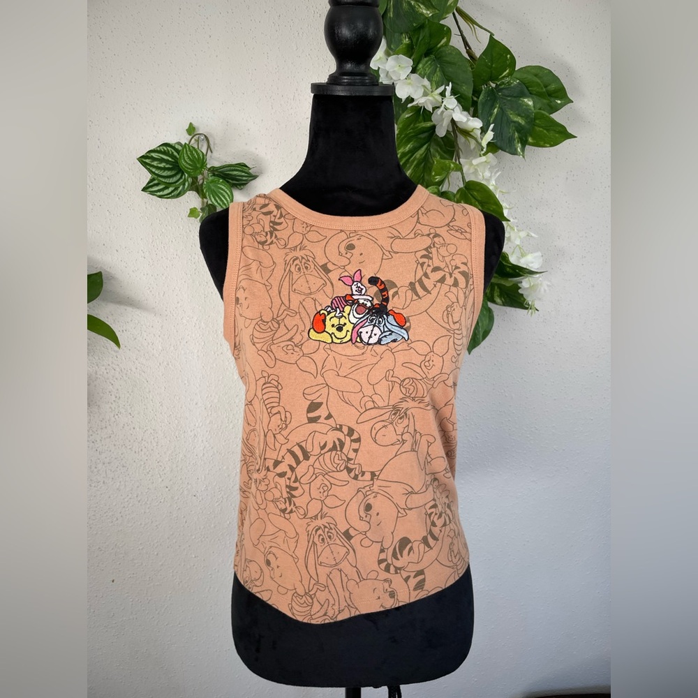 Winnie the Pooh Tank Top Muscle Tee Bordado All Over Print Durazno M